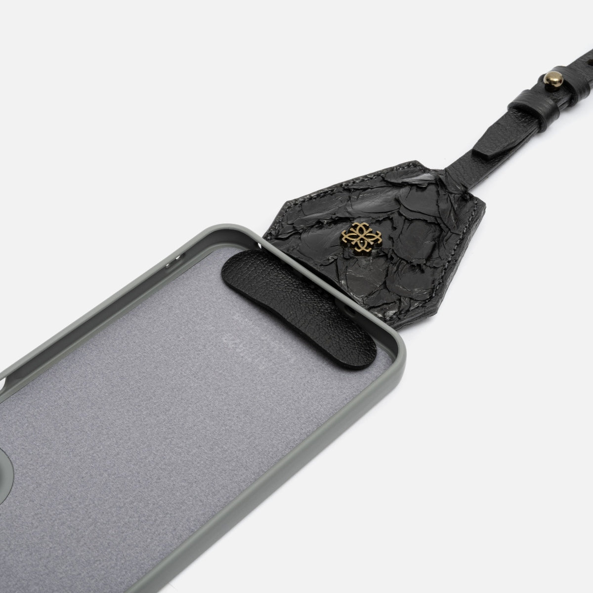 Bag Charm Multifuncional em Couro Pirarucu Preto - Balaia