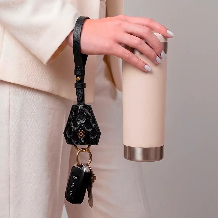 Bag Charm Multifuncional em Couro Pirarucu Preto - Balaia