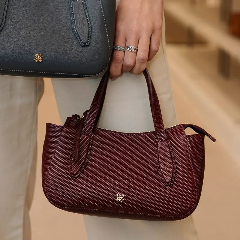 Bolsa Celine Mini em Couro Colméia Wine - Balaia