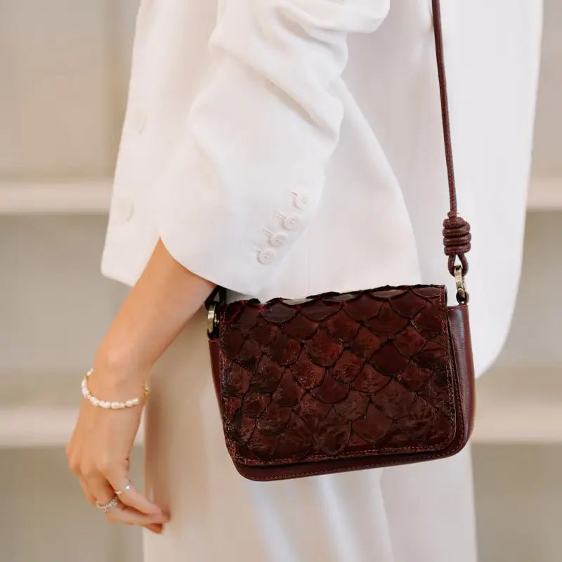 Bolsa Selena em Couro Pirarucu Cabernet - Balaia