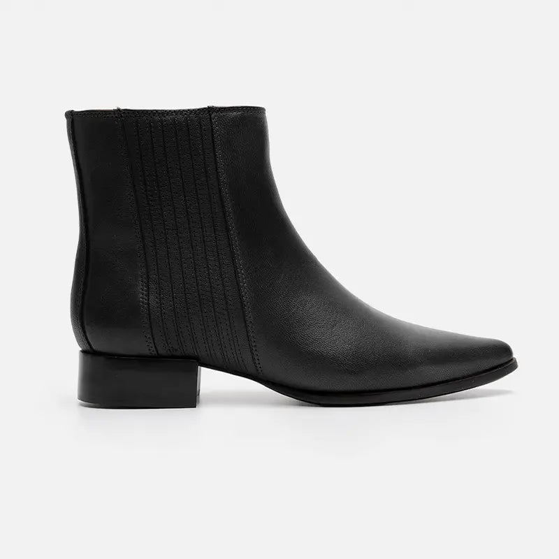 Bota bico fino e salto bloco em couro preto - Balaia