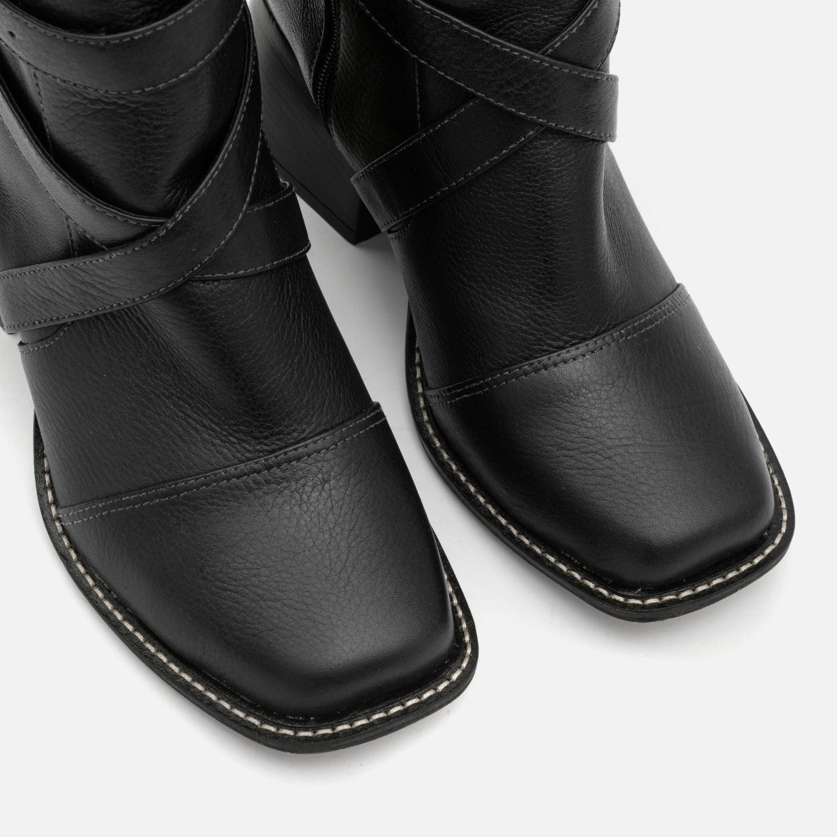 Bota Entrelaçada em Couro Preto - Balaia