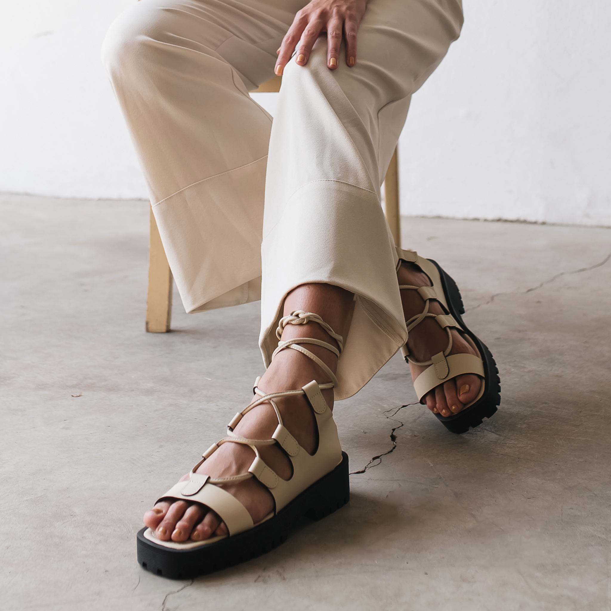 Sandália de Amarração com Solado Tratorado em Couro Off White