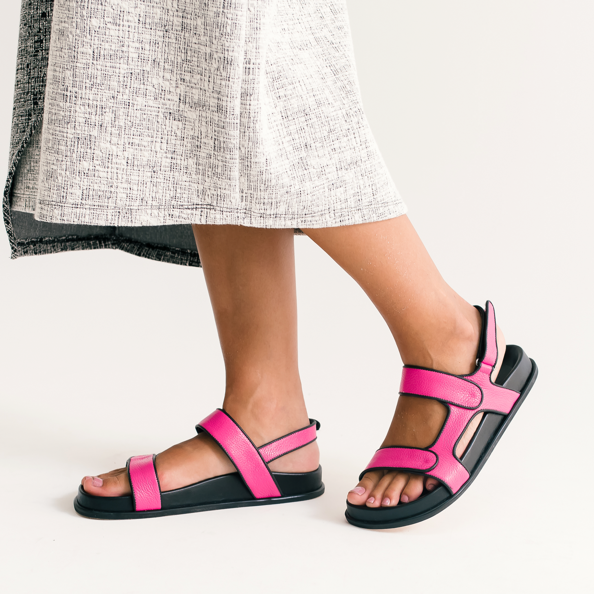 Sandália Papete com Detalhe em Vivo em Couro Magenta