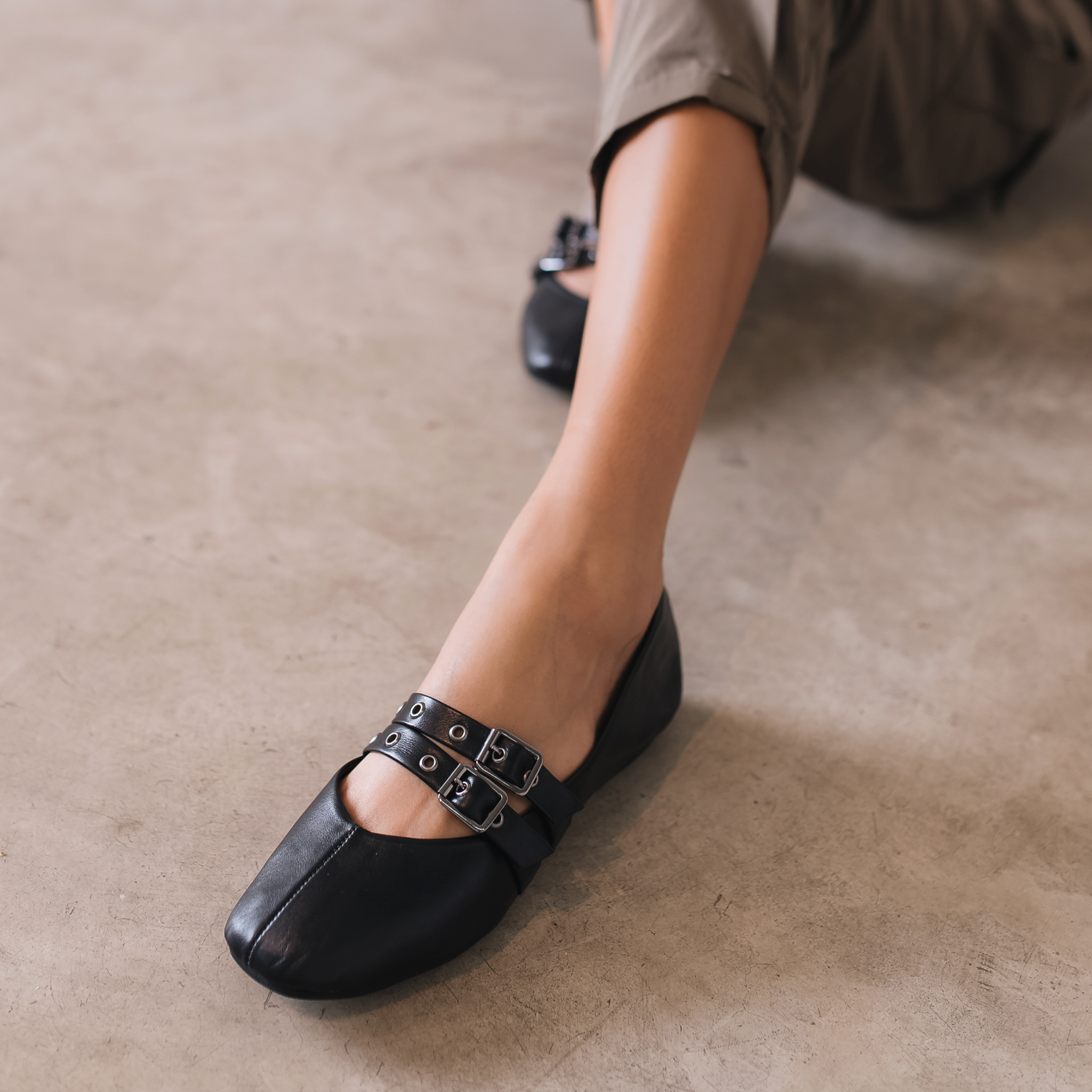 Sapatilha Mary Jane com Fivelas em Couro Preto