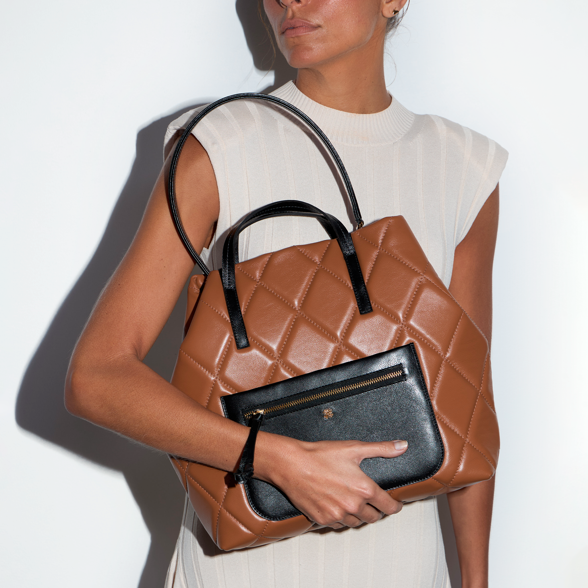 Bolsa Rafa G em Couro Carmel e Preto