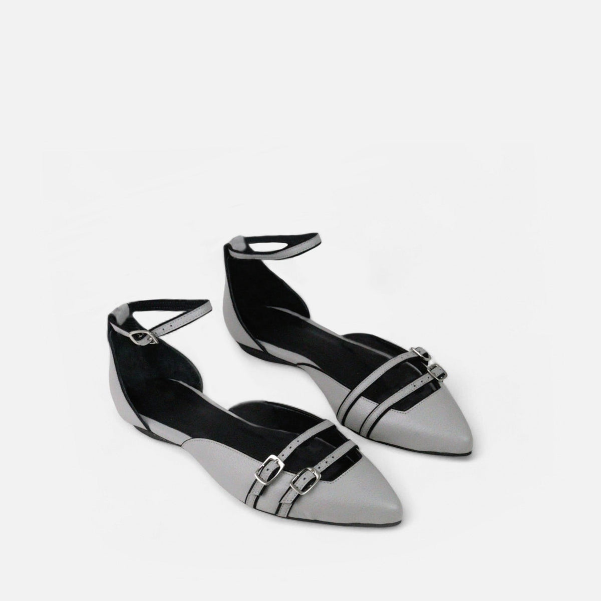 Sapatilha Decotada em Couro Cinza Claro - Balaia