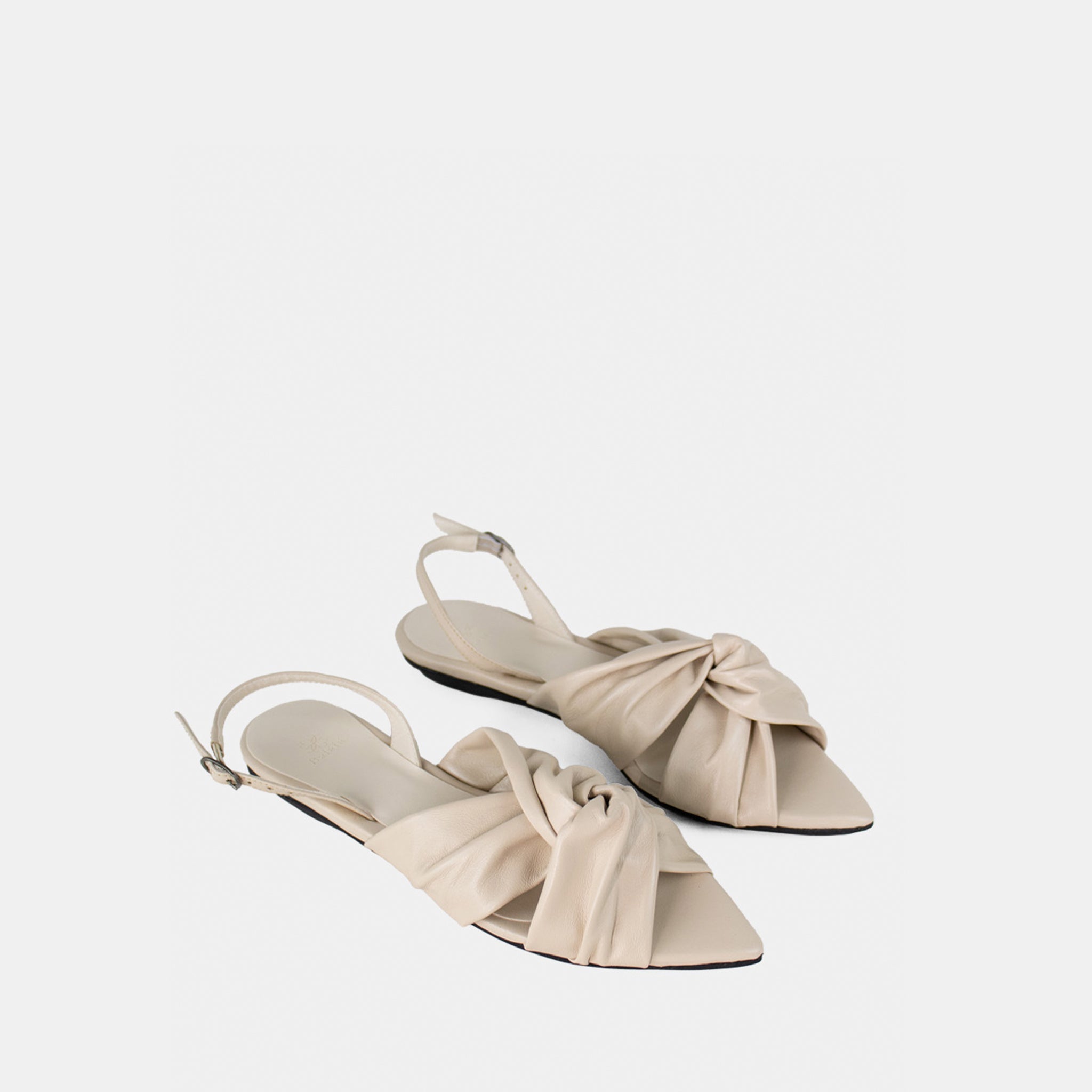 Slingback Tiras Entrelaçadas Pillow em Couro Off White - Balaia