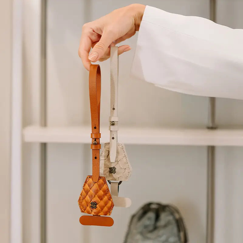 Bag Charm Multifuncional em Couro Pirarucu Off White