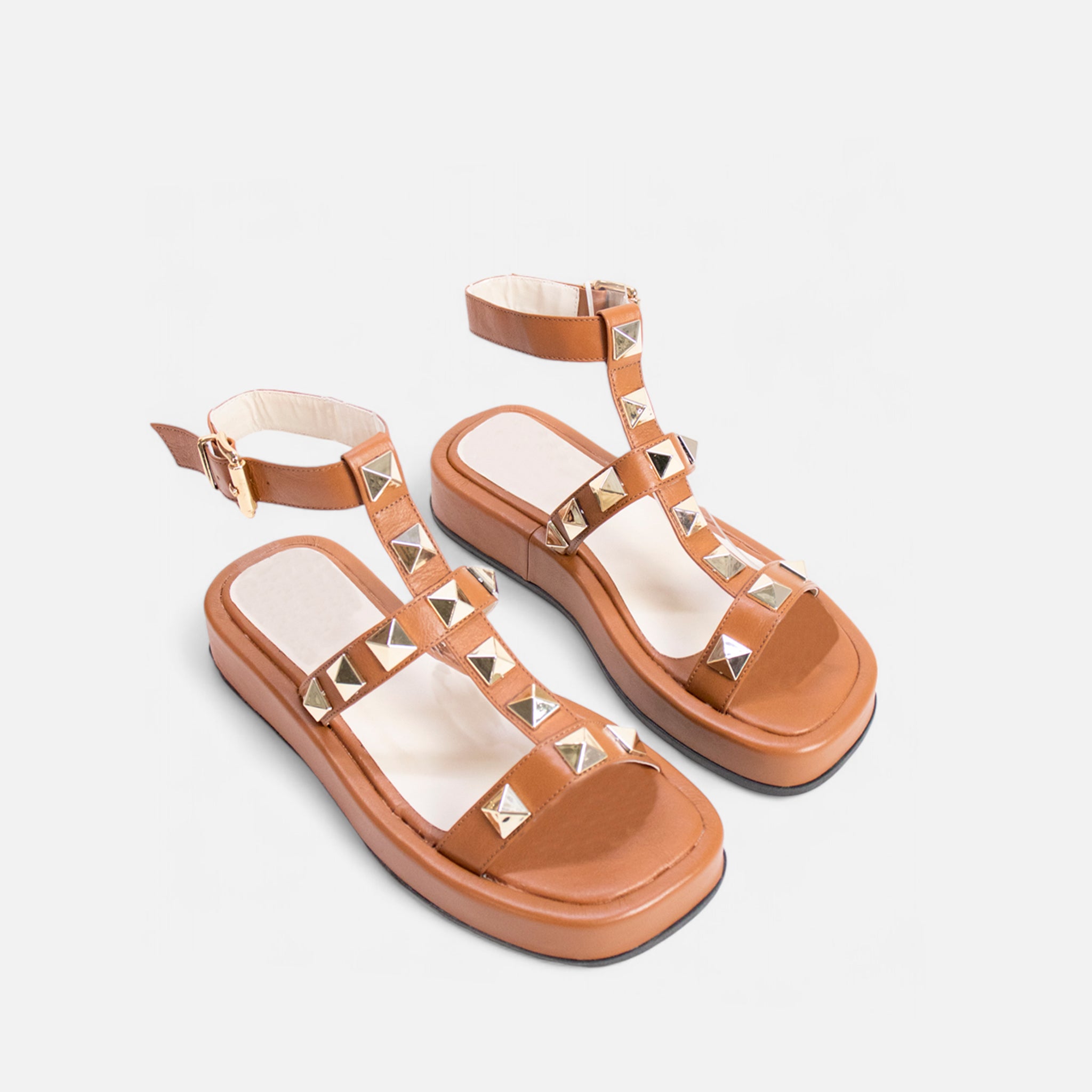 Sandália Flatform com Pirâmides em Couro Carmel