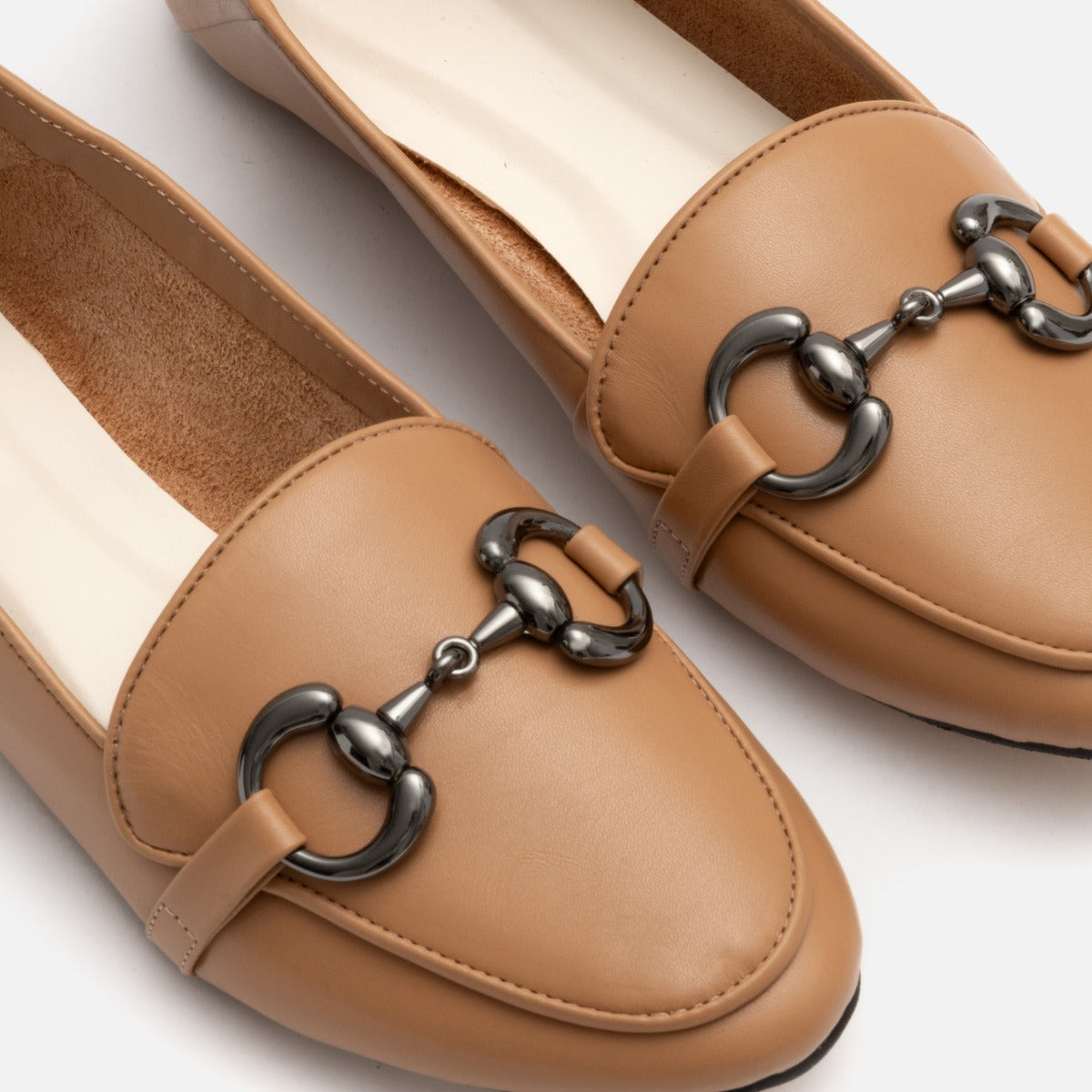 Mocassim com Detalhe em Metal em Couro Pecan
