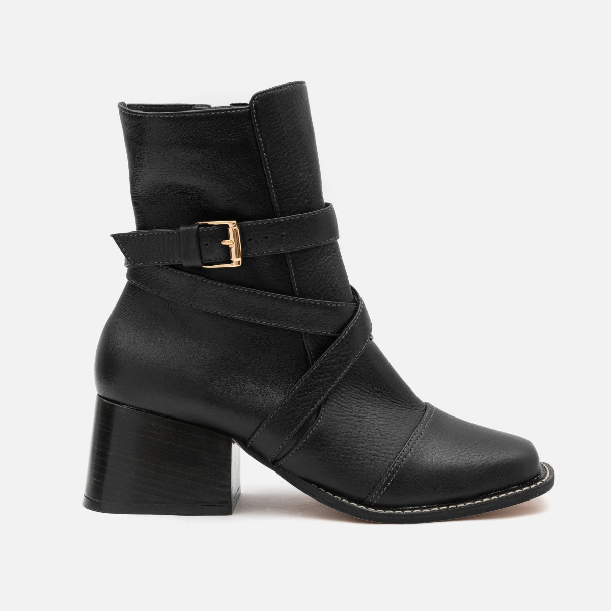 Bota Entrelaçada em Couro Preto