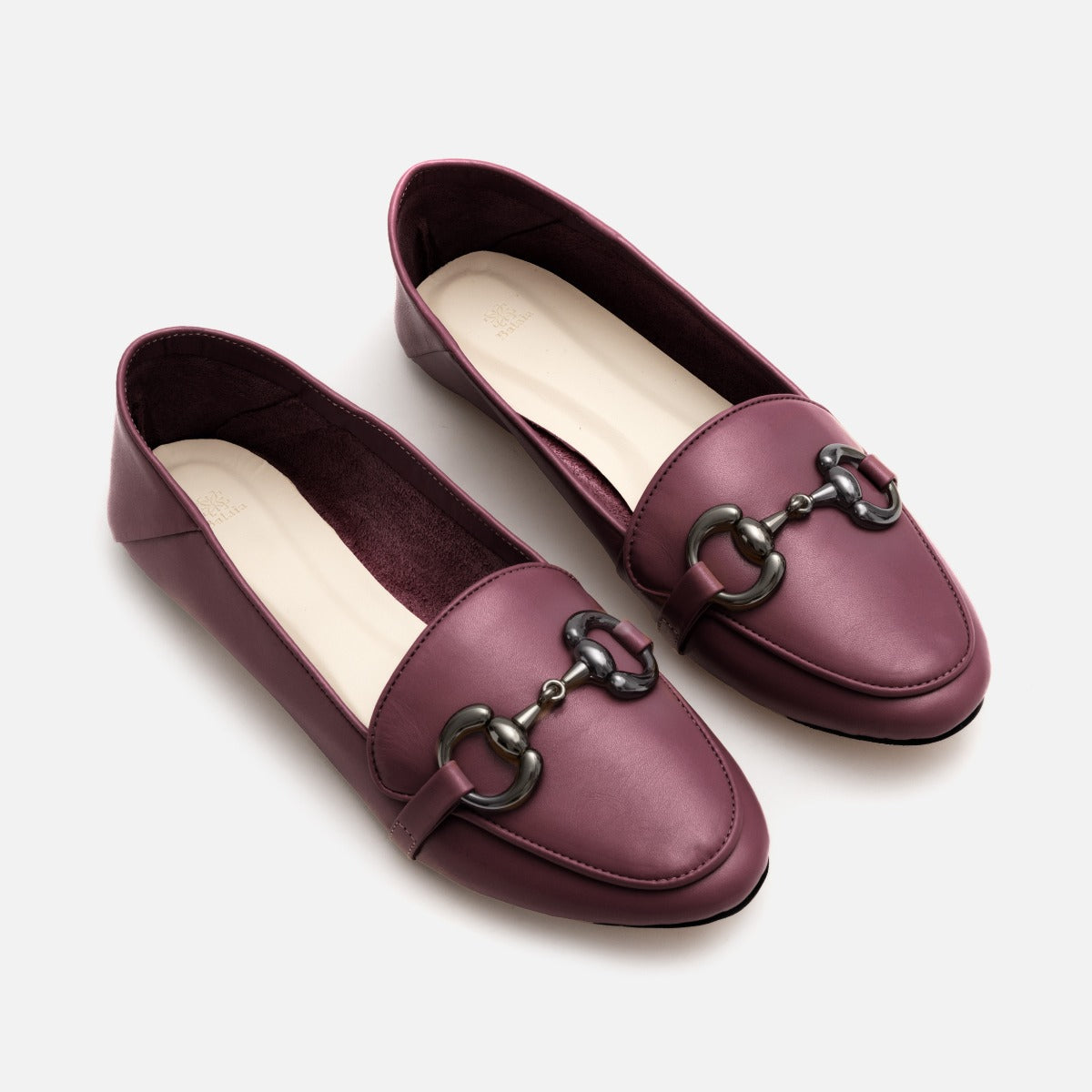 Mocassim com Detalhe em Metal em Couro Cabernet