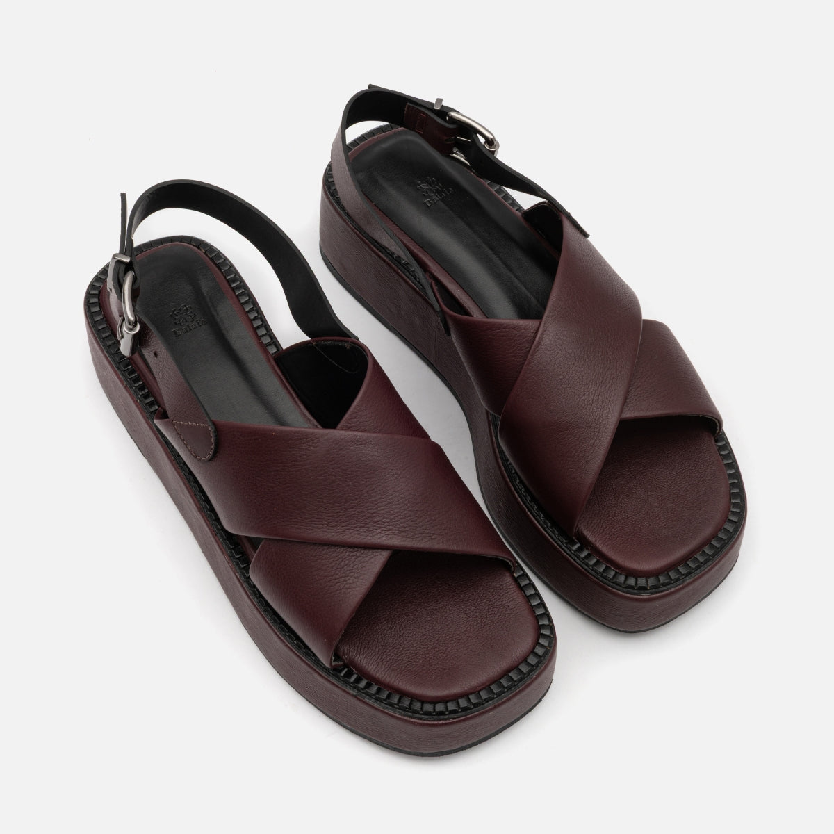 Flatform Tiras Cruzadas em Couro Cabernet