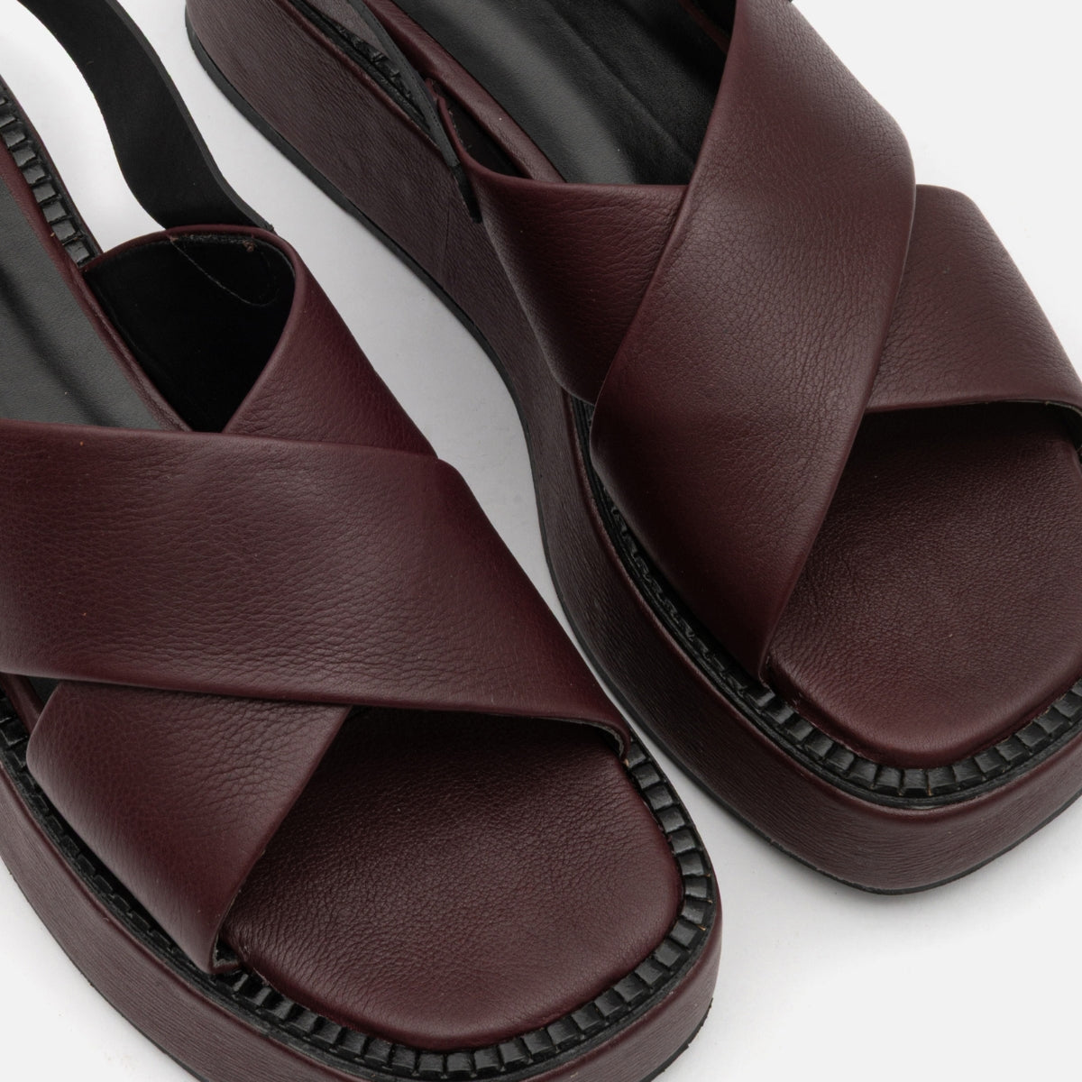 Flatform Tiras Cruzadas em Couro Cabernet
