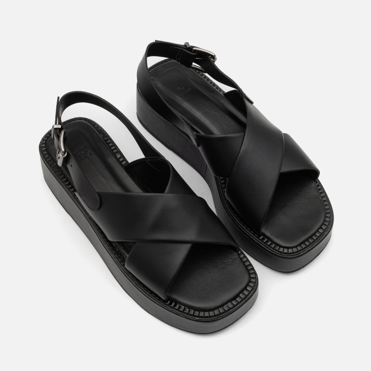 Flatform Tiras Cruzadas em Couro Preto