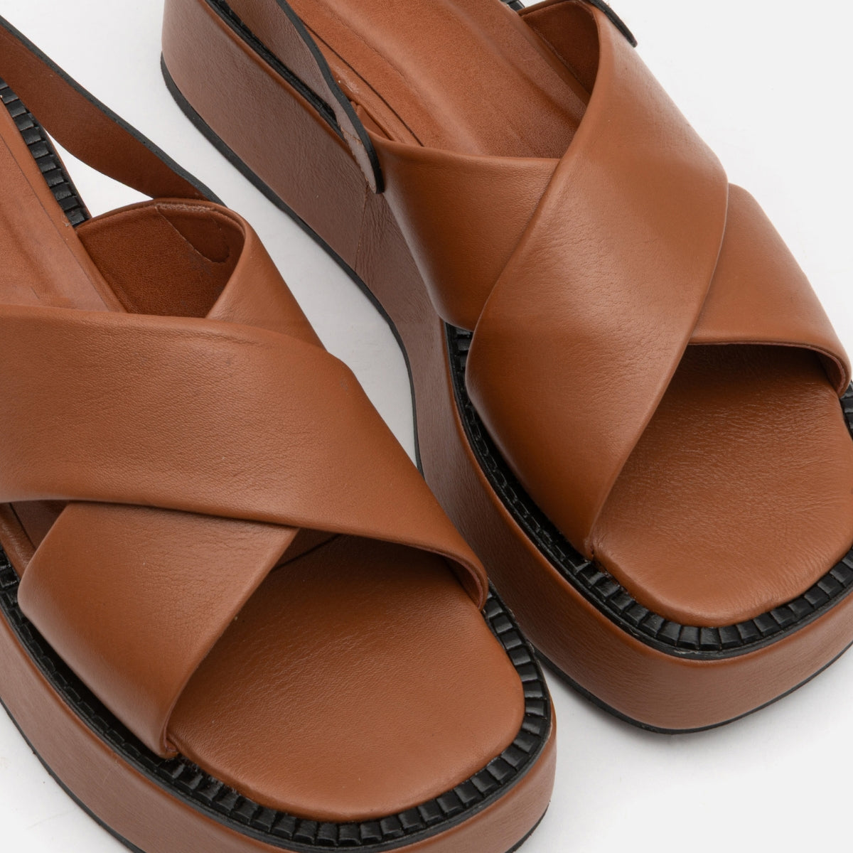Flatform Tiras Cruzadas em Couro Carmel