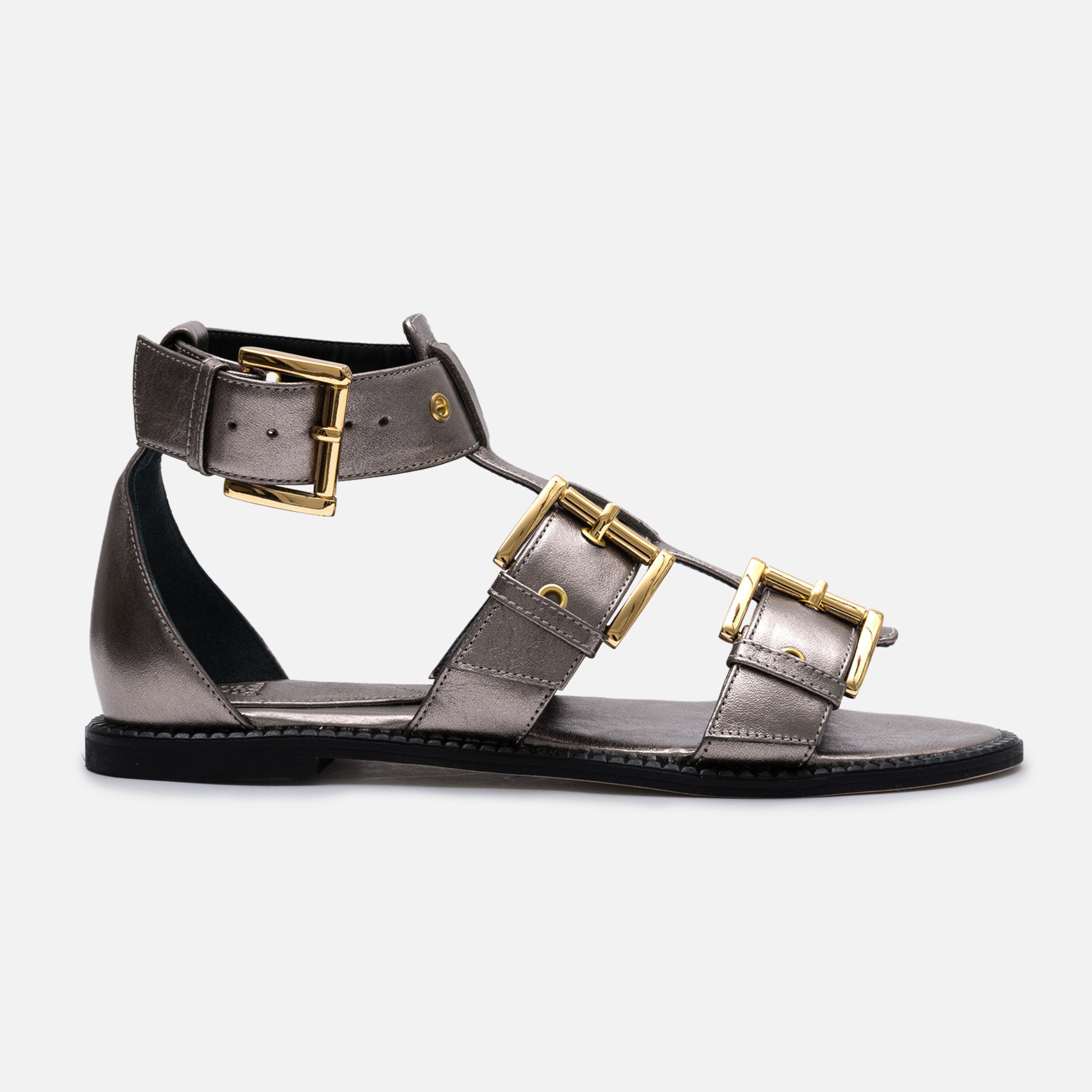 Sandália rasteira gladiadora em couro ônix com fivelas metálicas douradas