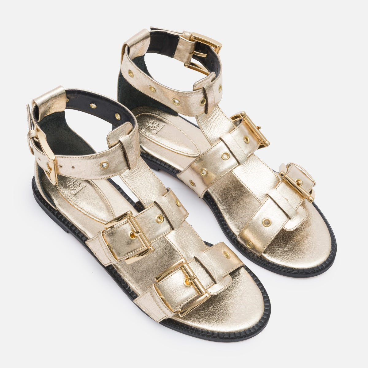 Sandália rasteira gladiadora em couro ouro com fivelas metálicas douradas