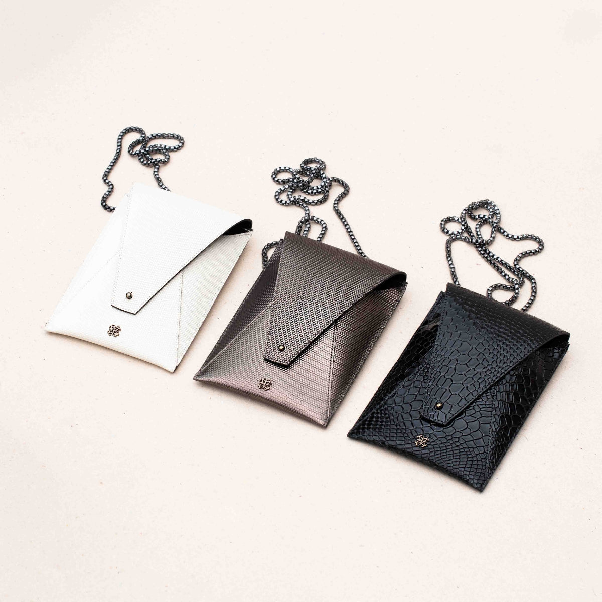 Bagphone Oli em Couro Croco Preto Corrente Silver Brown