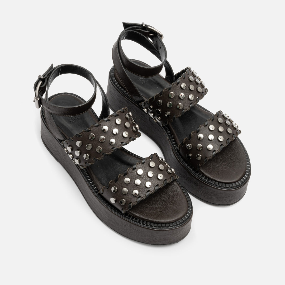 Flatform com Tachas em Couro Café
