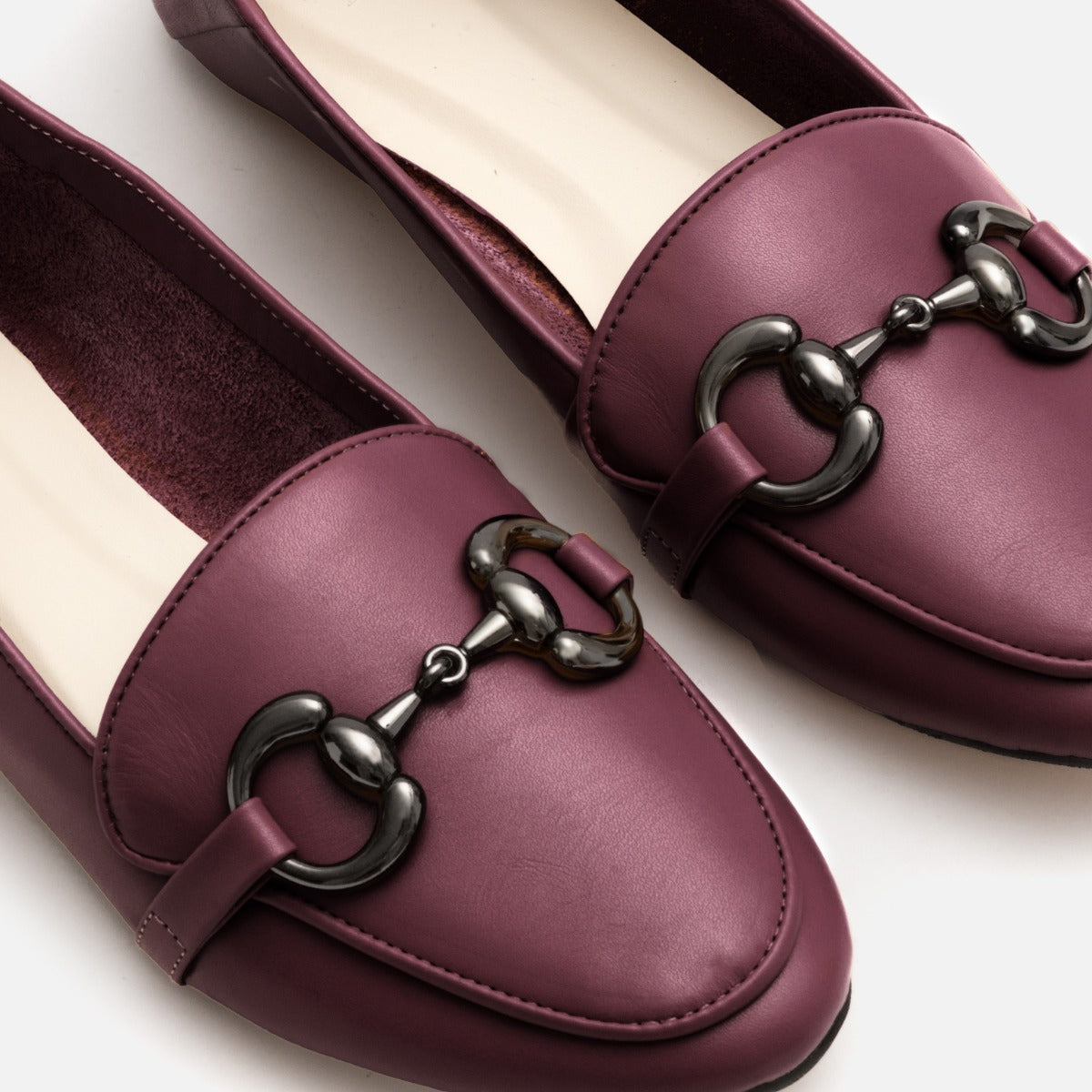 Mocassim com Detalhe em Metal em Couro Cabernet