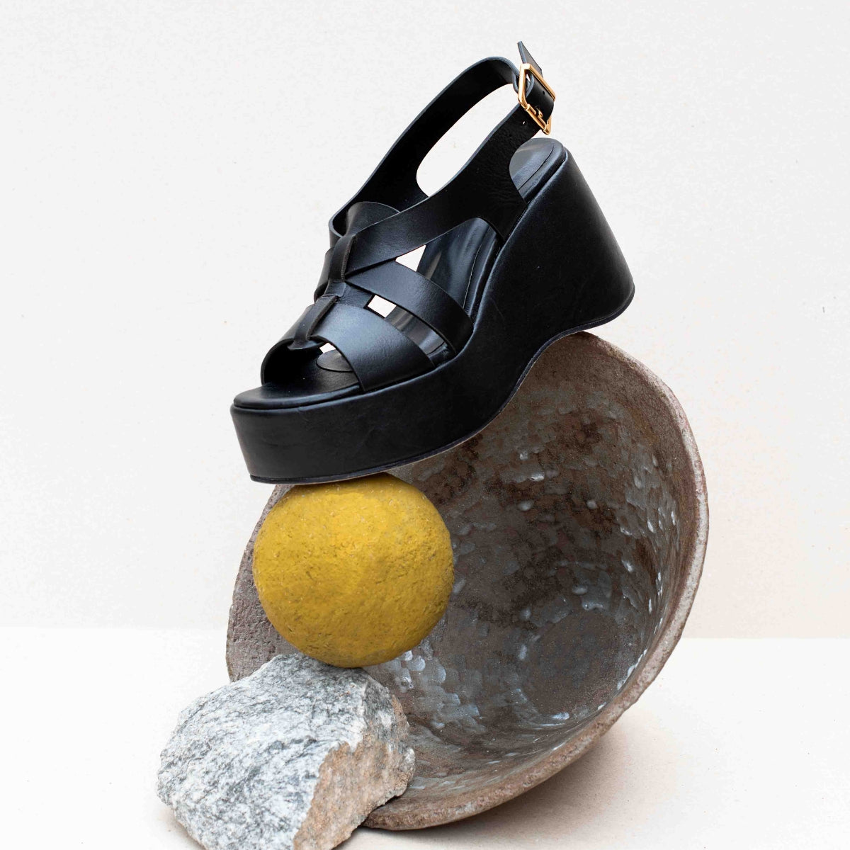 Sandália plataforma tiras preta