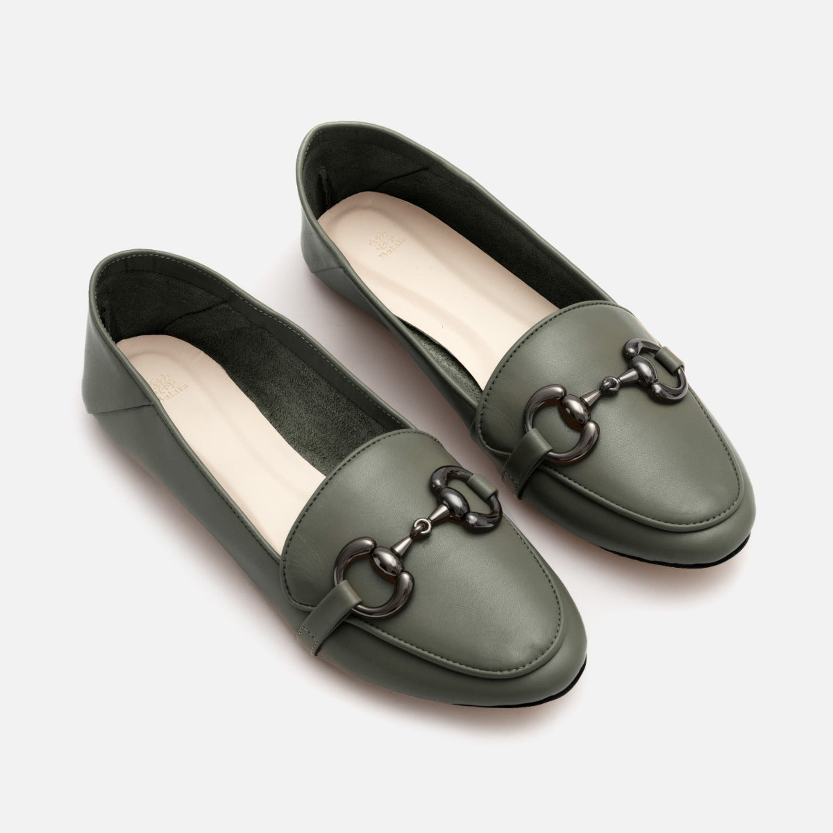 Mocassim com Detalhe em Metal em Couro Musgo