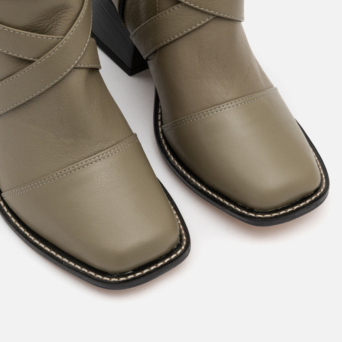 Bota Entrelaçada em Couro Khaki