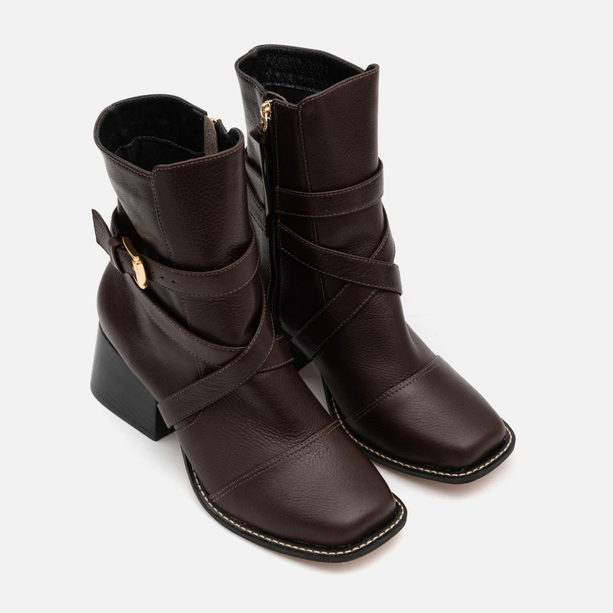 Bota Entrelaçada em Couro Café