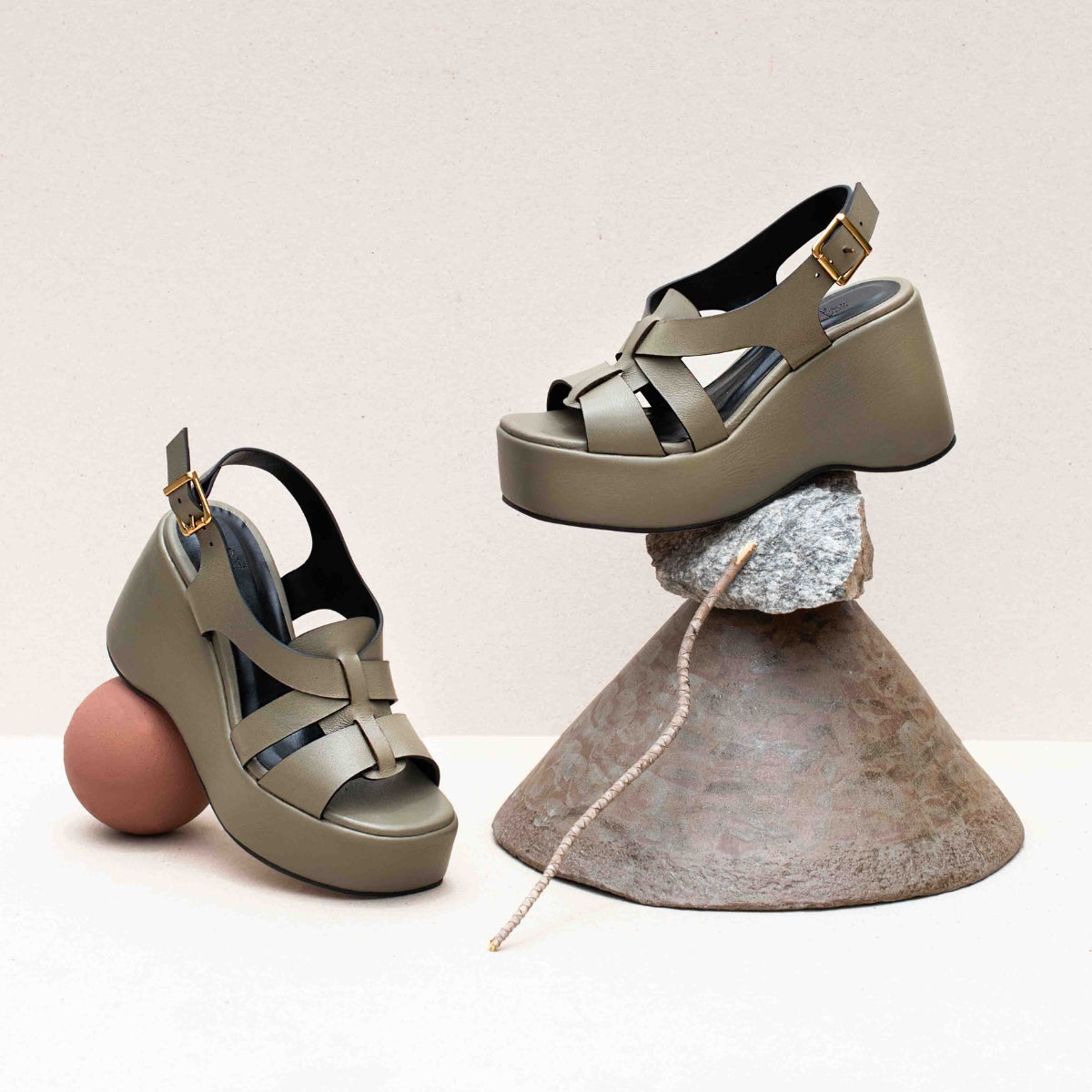 Sandália plataforma tiras khaki