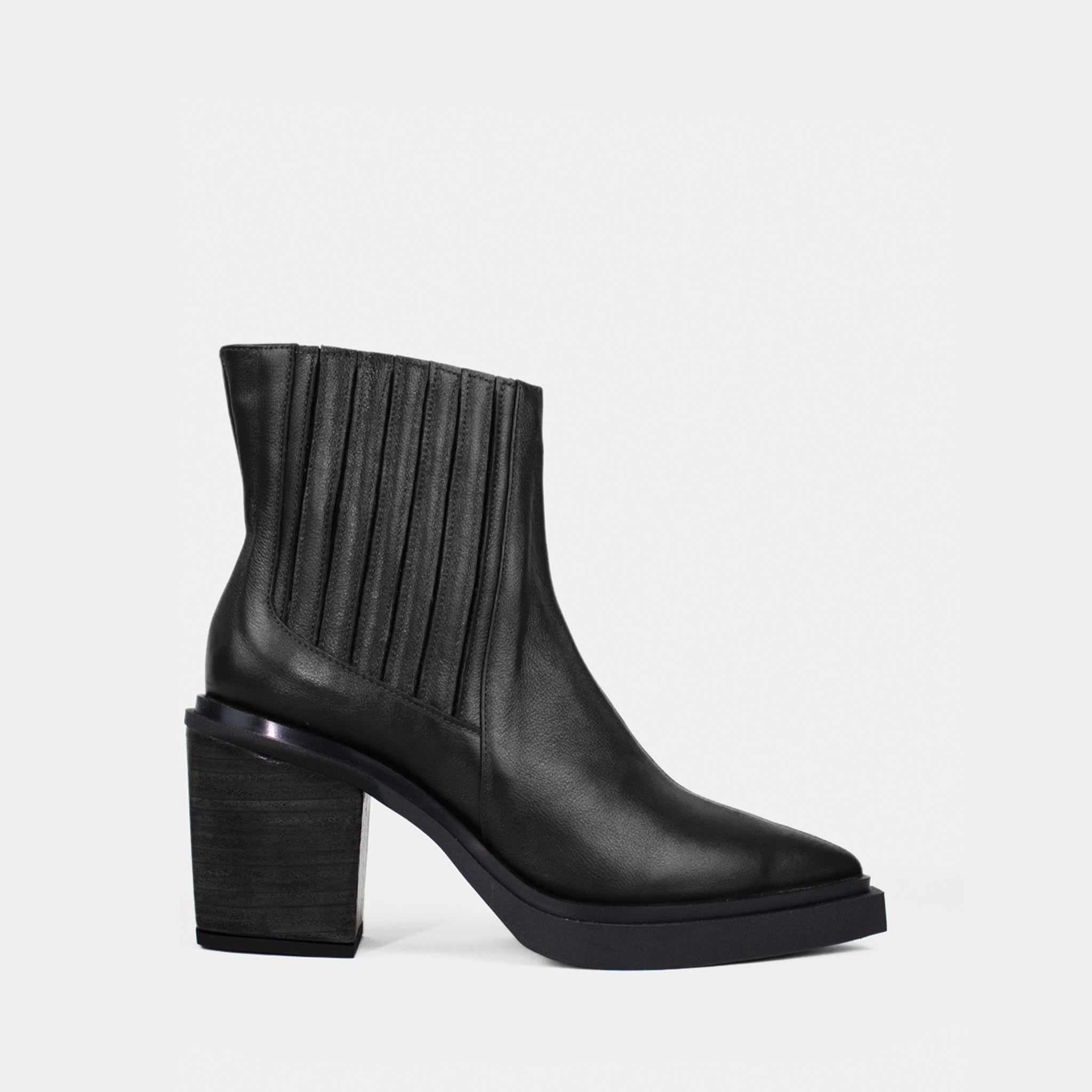 Bota Chelsea em Couro Preto