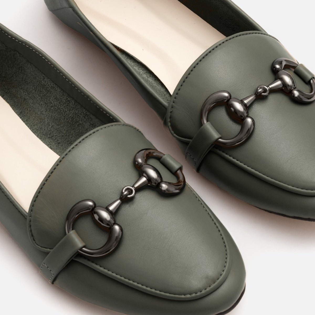 Mocassim com Detalhe em Metal em Couro Musgo
