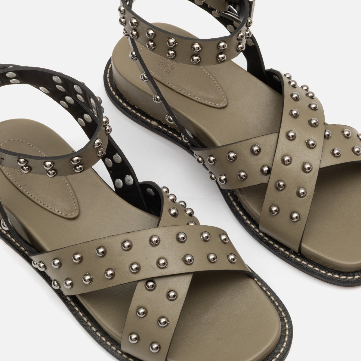 Sandália boho com aplicações khaki