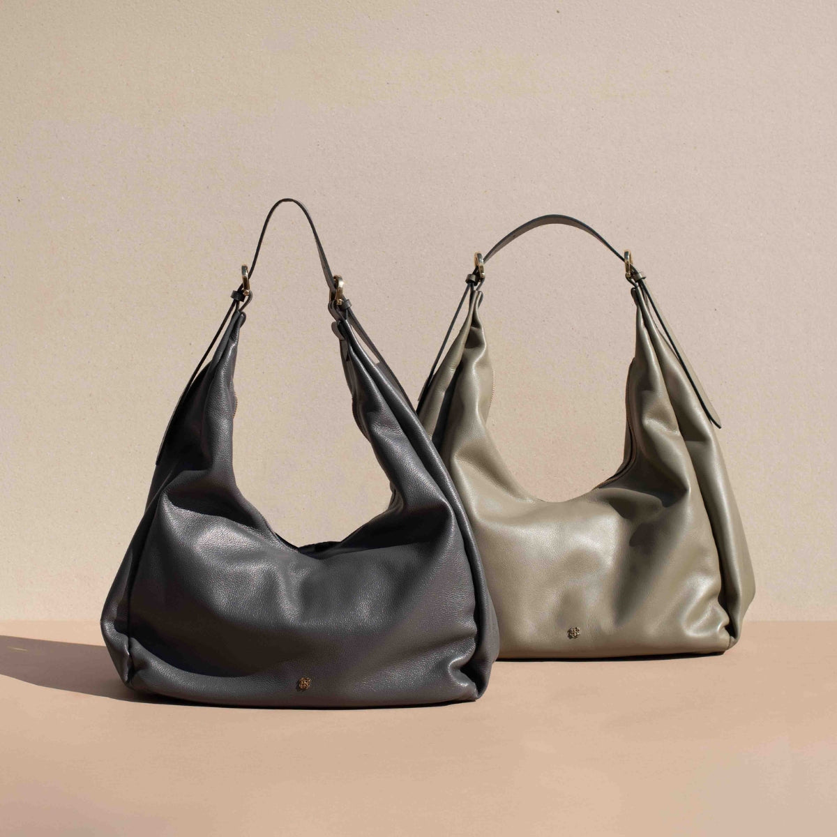 Bolsa Cleo hobo em couro grafite