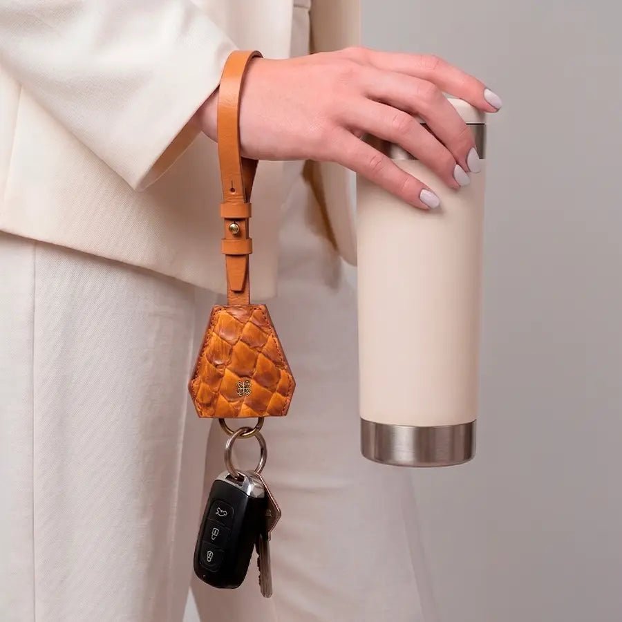 Bag Charm Multifuncional em Couro Pirarucu Carmel - Balaia