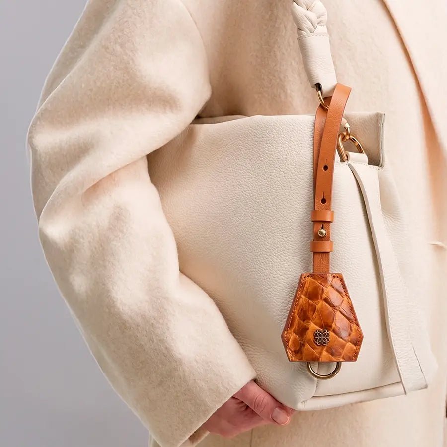 Bag Charm Multifuncional em Couro Pirarucu Carmel - Balaia
