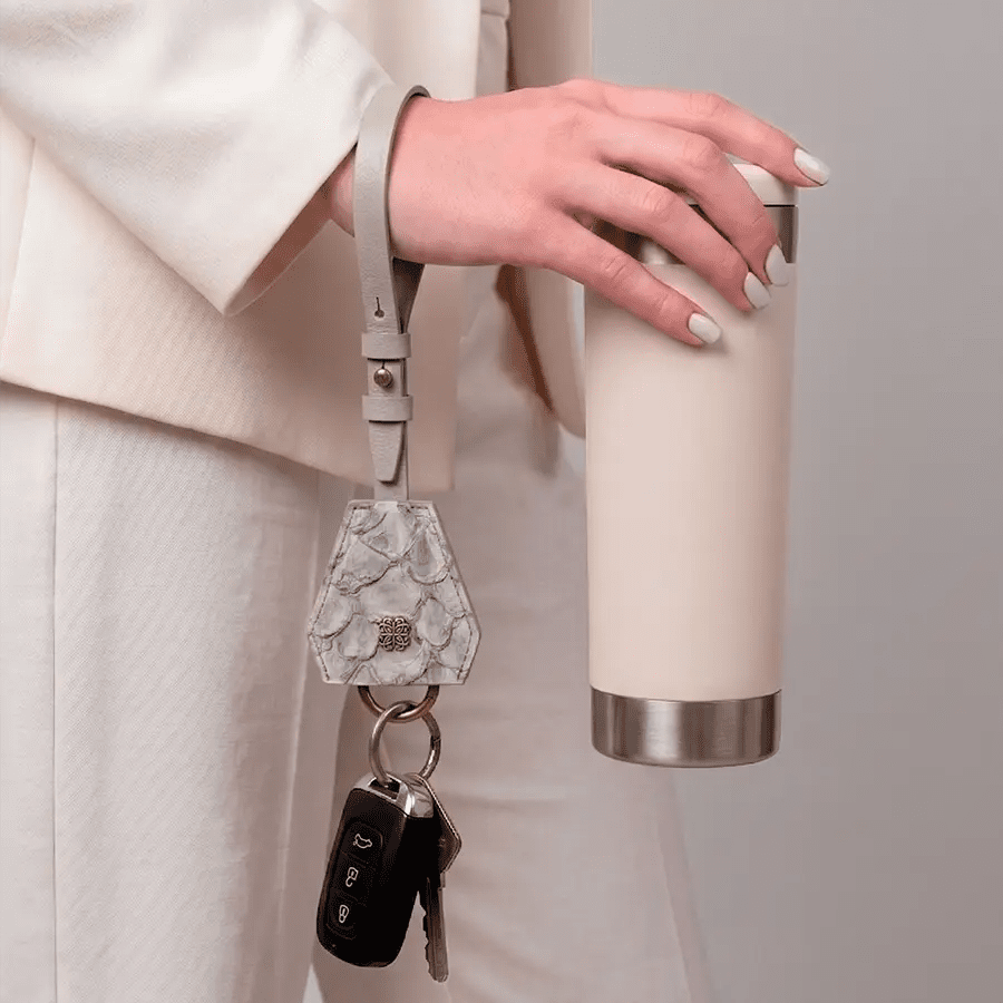 Bag Charm Multifuncional em Couro Pirarucu Cinza - Balaia