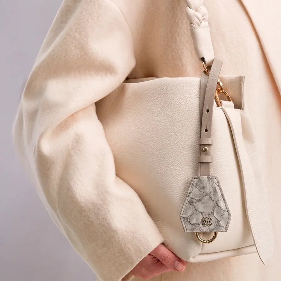 Bag Charm Multifuncional em Couro Pirarucu Cinza - Balaia