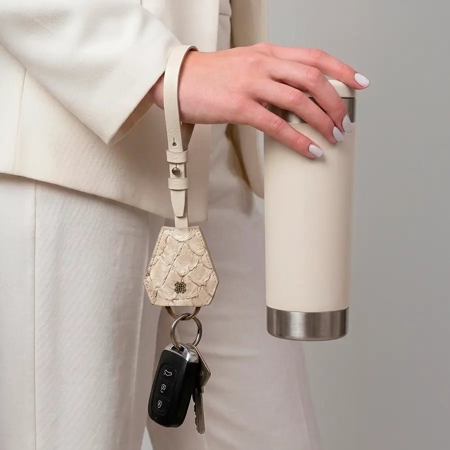 Bag Charm Multifuncional em Couro Pirarucu Off White - Balaia