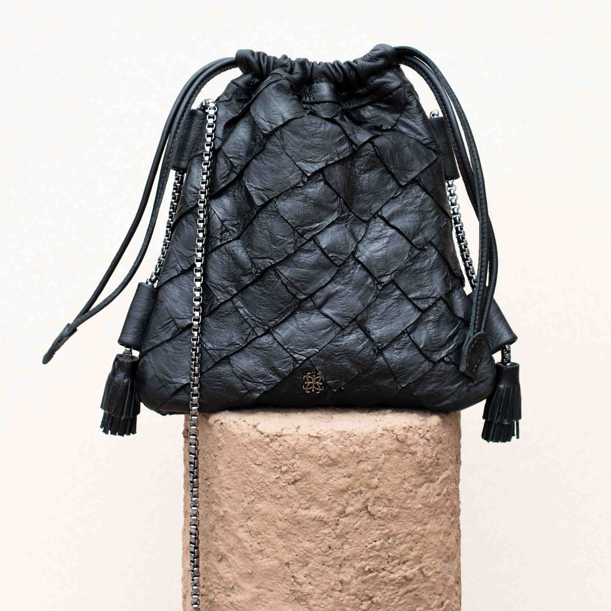 Bagphone em Couro Pirarucu Preto - Balaia