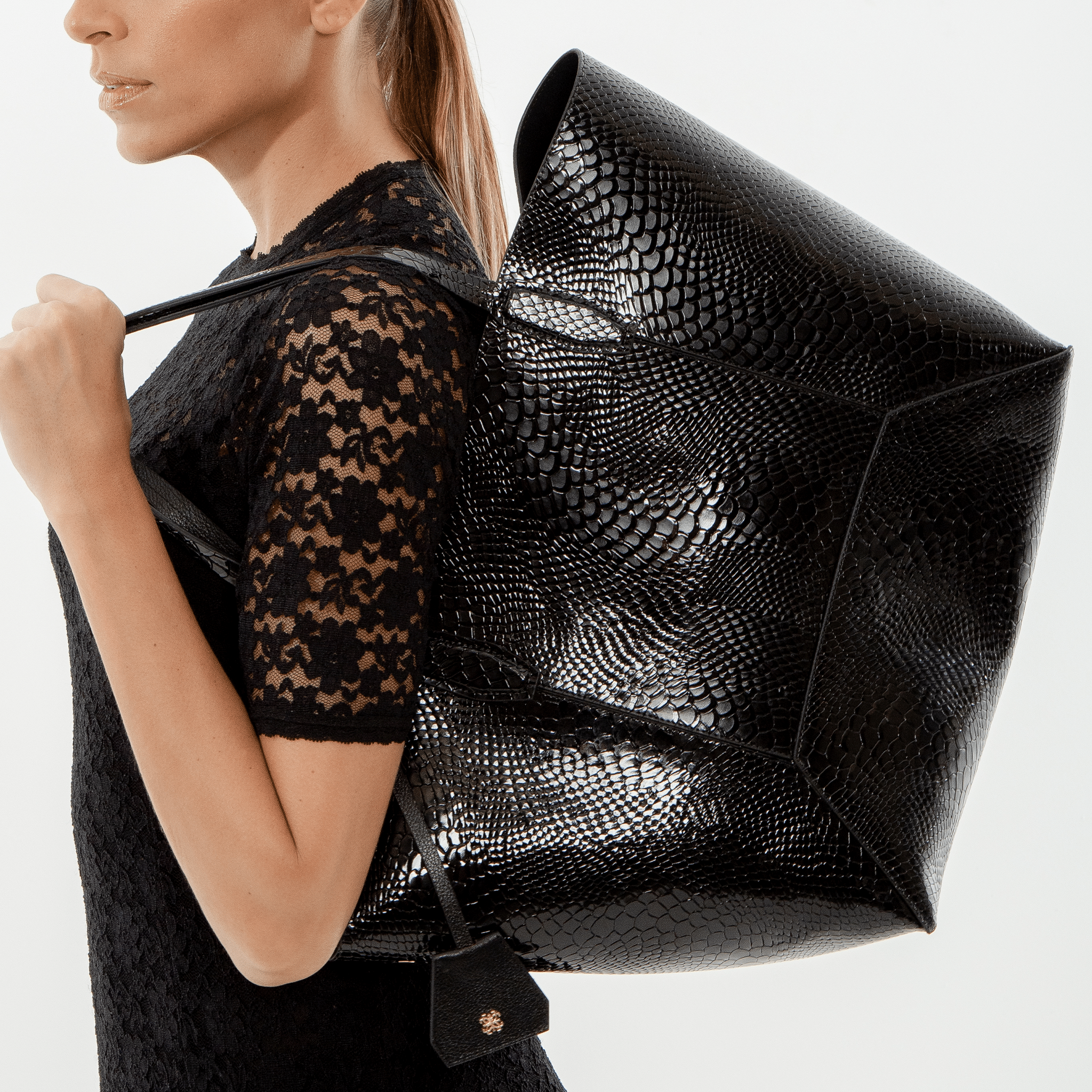 Bolsa Nanda G em Couro Croco Preto - Balaia