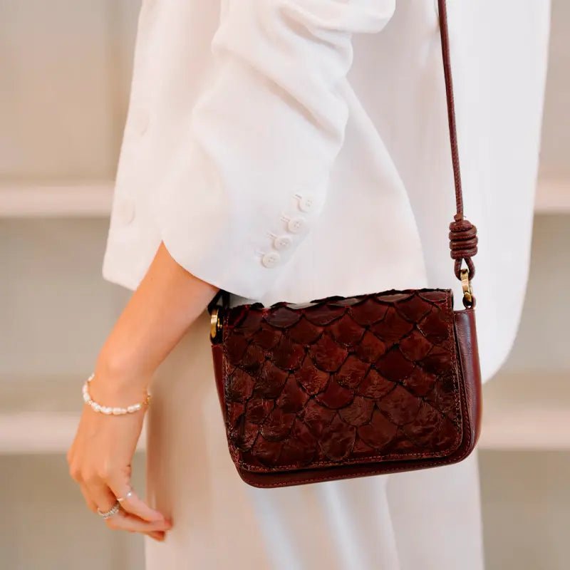 Bolsa Selena em Couro Pirarucu Cabernet - Balaia