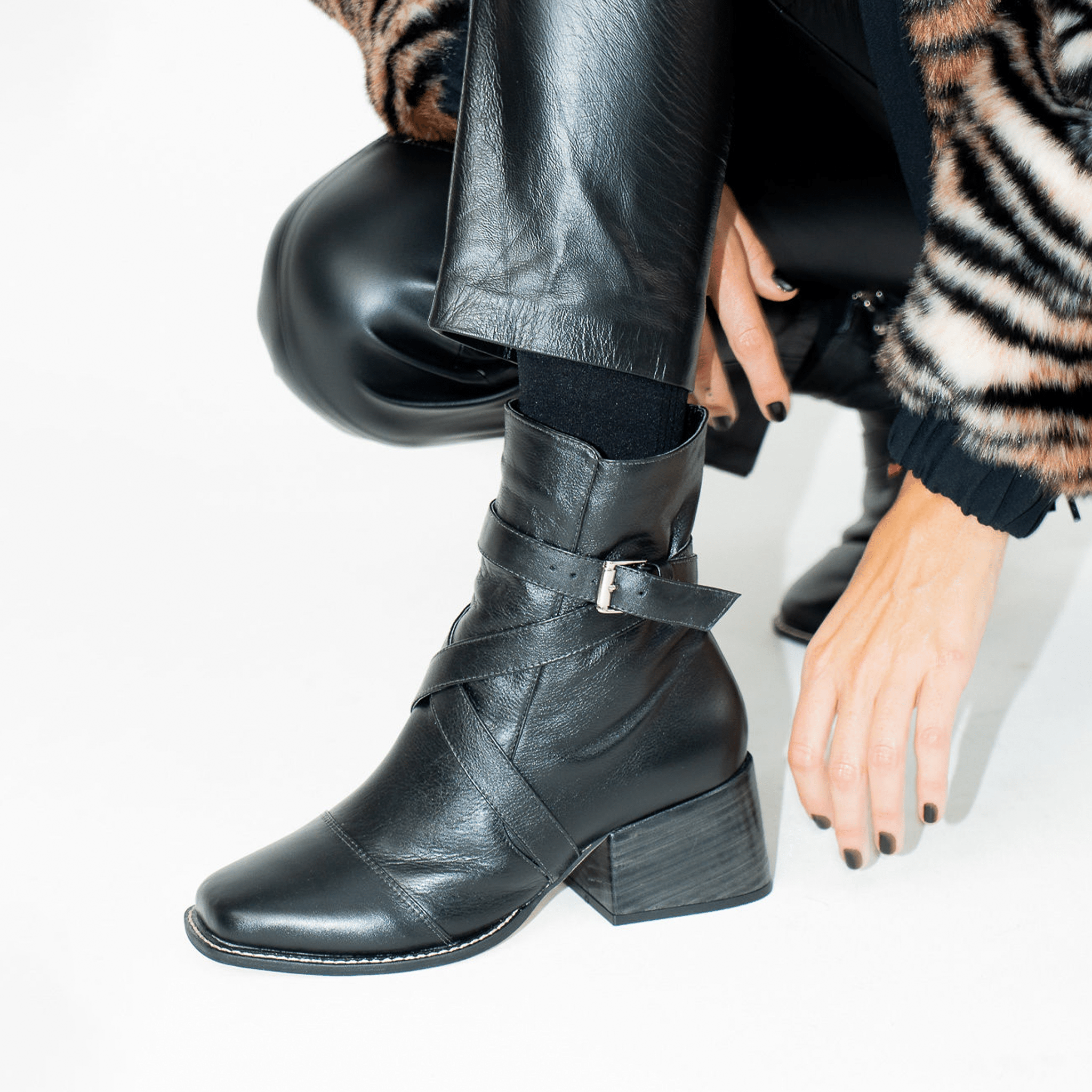 Bota Entrelaçada em Couro Preto - Balaia