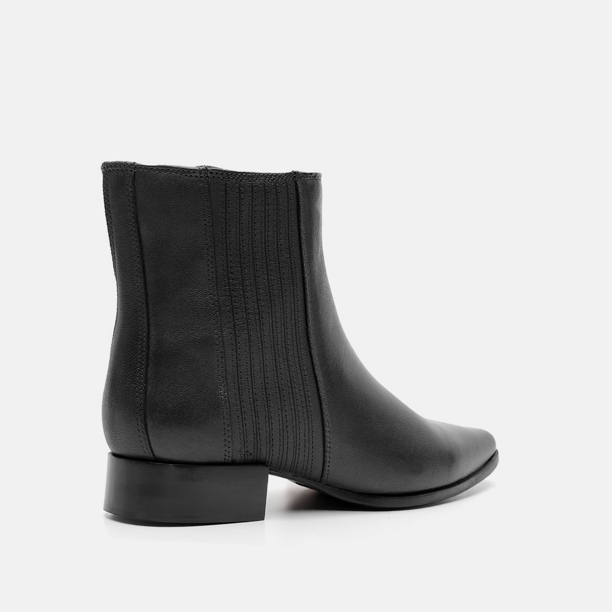 Bota bico fino e salto bloco em couro preto