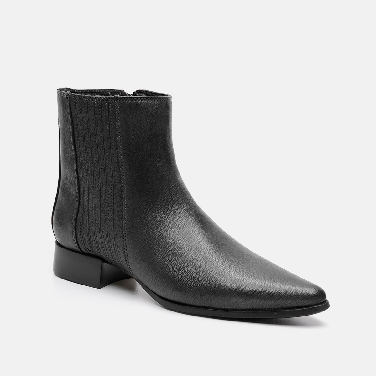 Bota bico fino e salto bloco em couro preto