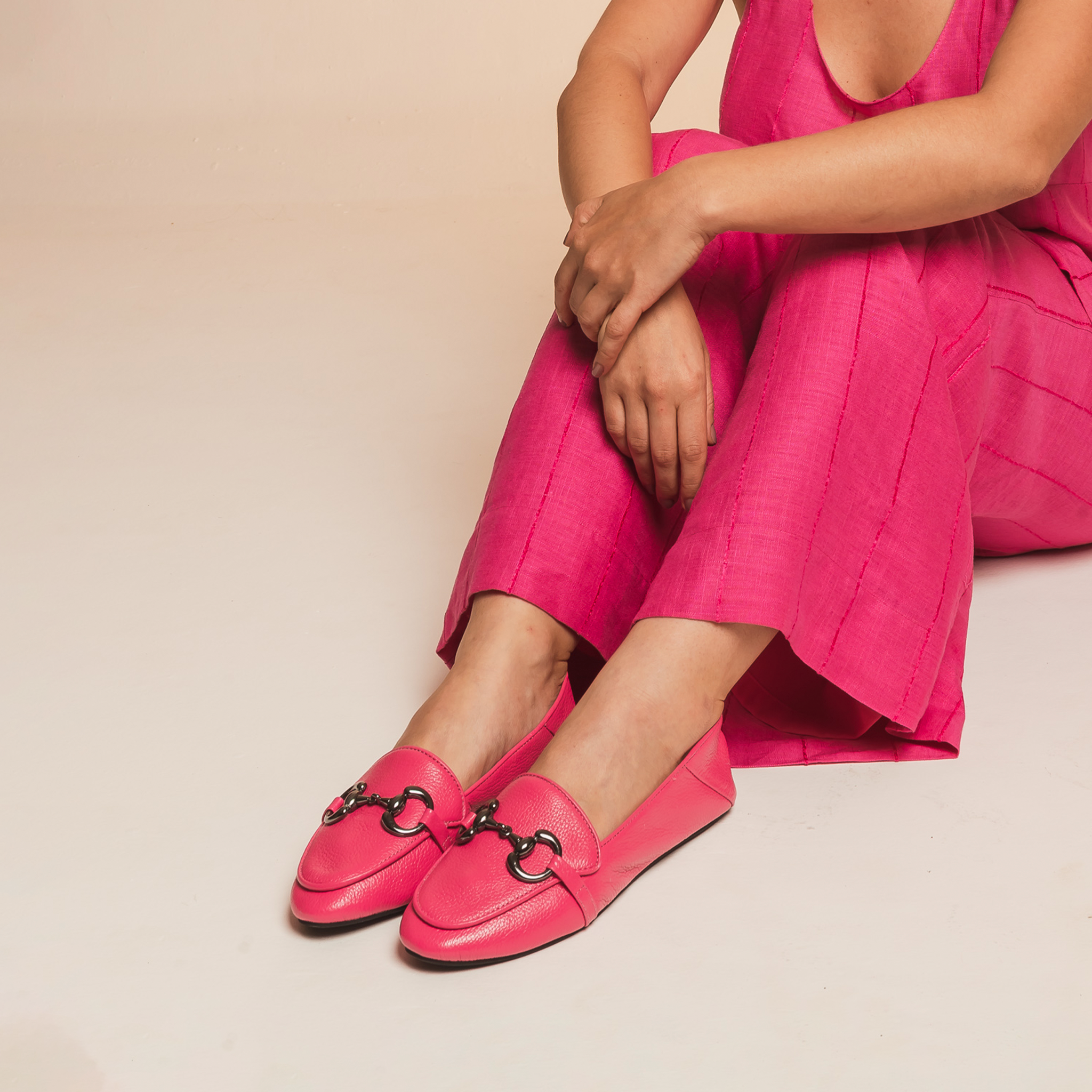 Mocassim com Detalhe em Metal em Couro Fúcsia