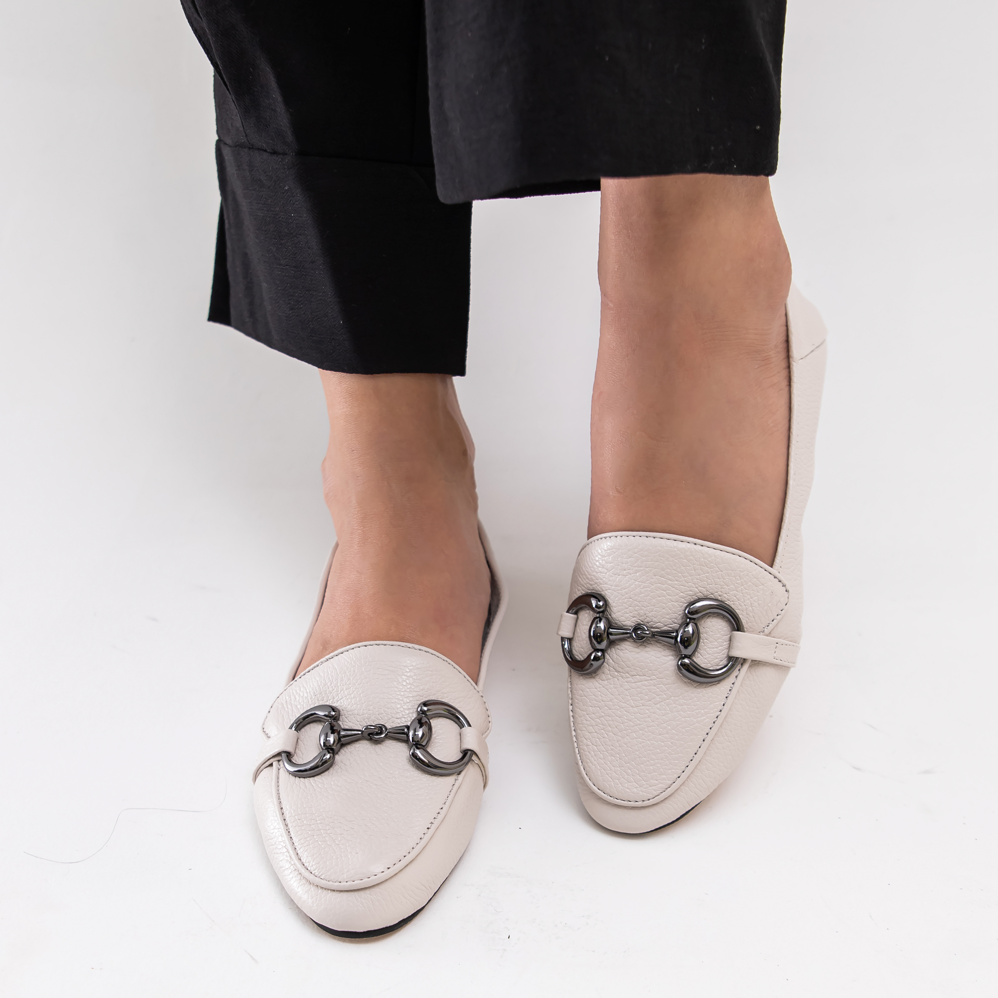 Mocassim com Detalhe em Metal em Couro Off White