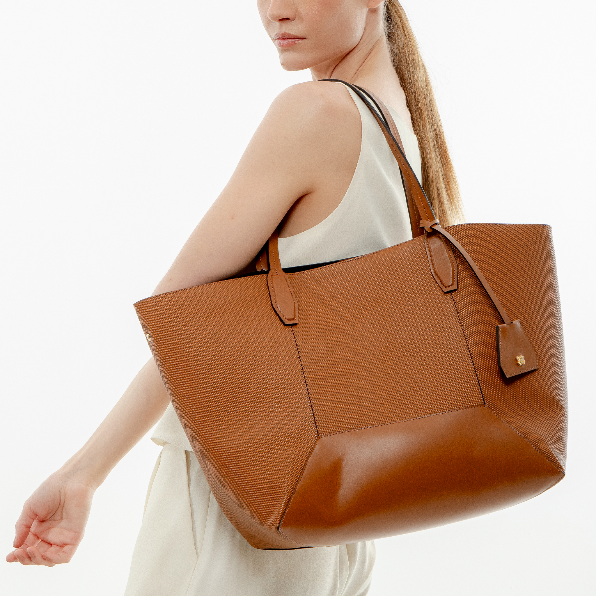 Bolsa Nanda G em Couro Colméia Carmel