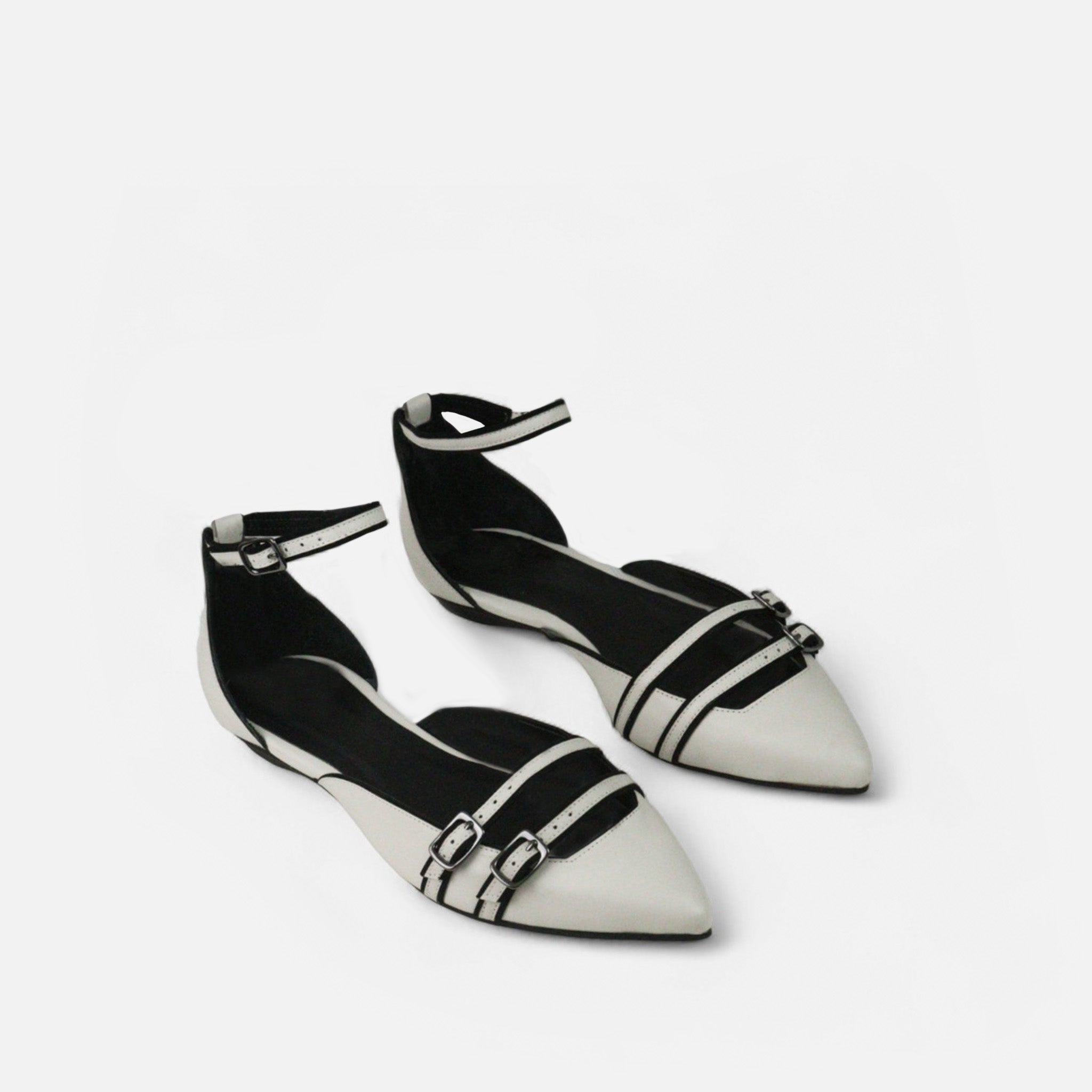 Sapatilha Decotada em Couro Off White - Balaia